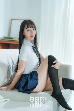 美女的衣服突然掉落了